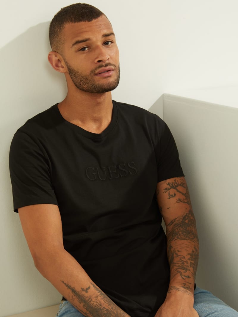 Black Men's Guess Embroidered Logo Tee T Shirts | 1526309-ZP