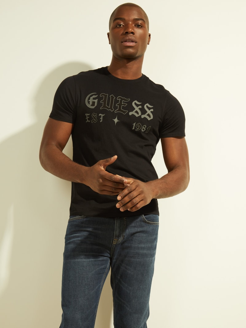 Black Men\'s Guess Gothic Logo Tee T Shirts | 5326194-PV